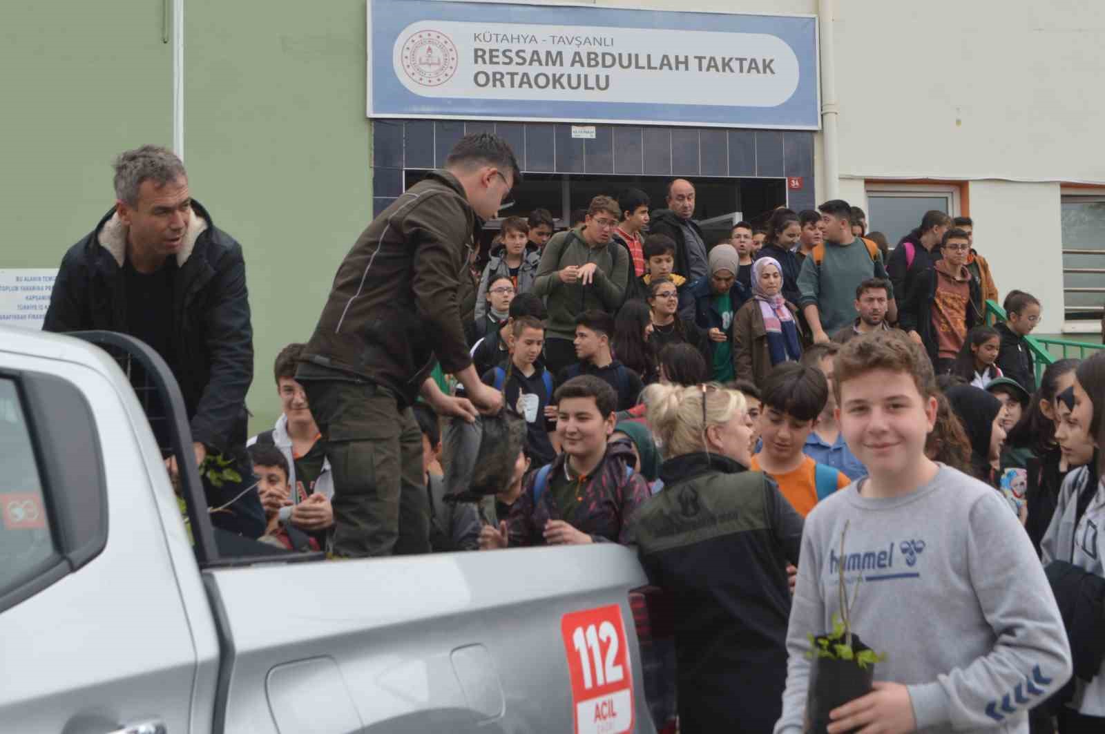 Tavşanlı’da Ressam Abdullah Taktak Ortaokulu öğrencileri fidanlarla buluştu