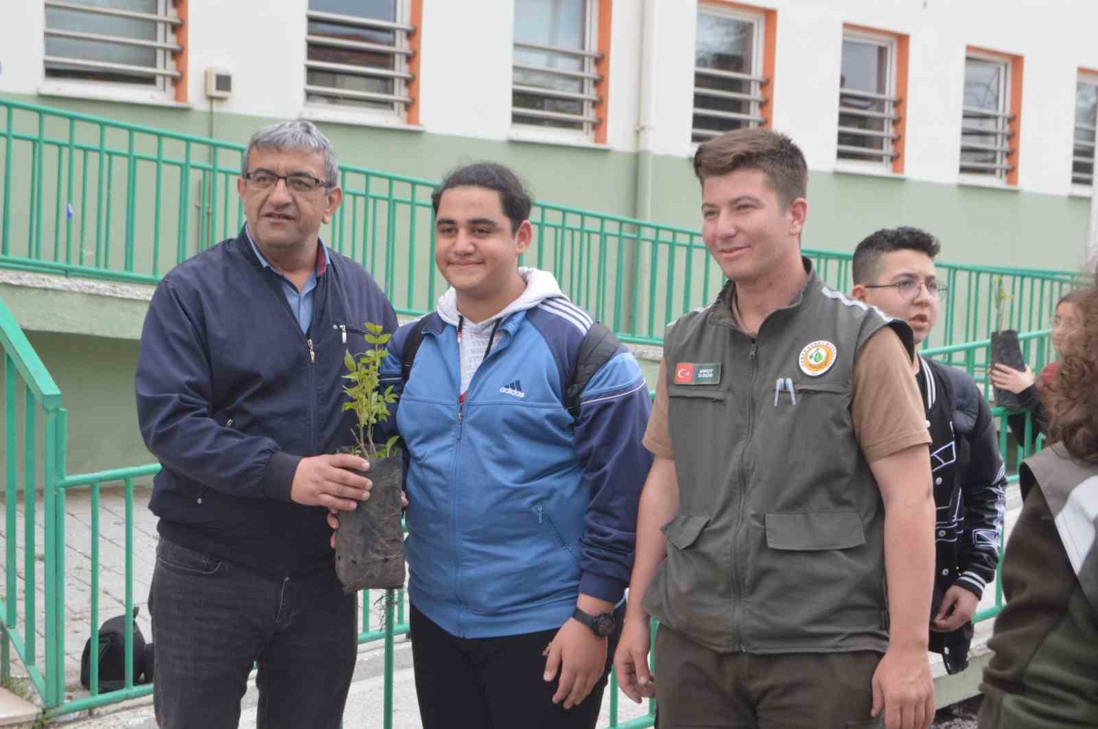 Tavşanlı’da Ressam Abdullah Taktak Ortaokulu öğrencileri fidanlarla buluştu