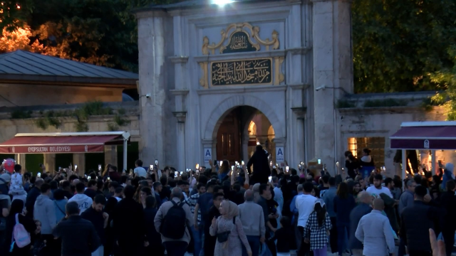 Akşam namazını Eyüpsultan Camisi'nde kılan Cumhurbaşkanı Erdoğan'a vatandaşlardan yoğun ilgi