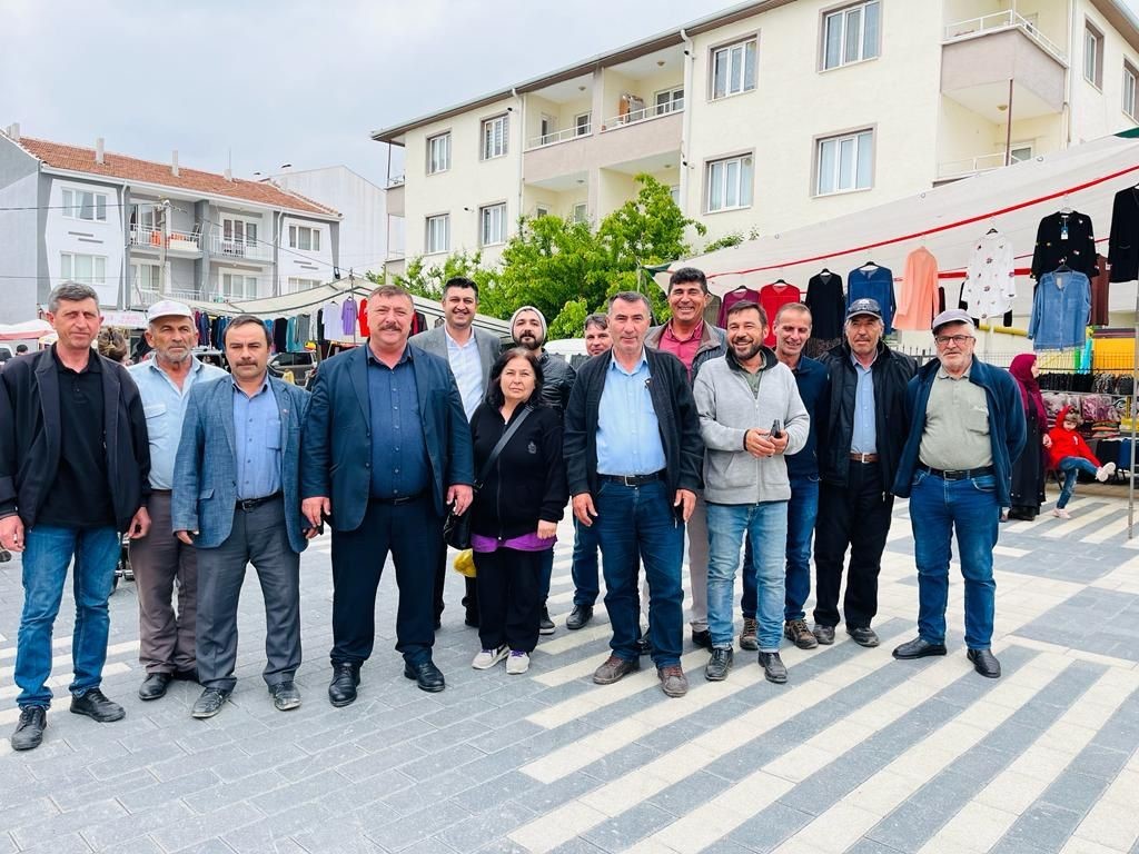 Beylikova Belediye Başkanı Özkan Alp, Cumhur İttifakı mensuplarıyla birlikte ilçe pazarını ziyaret etti