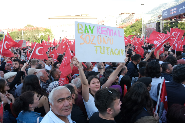 Kılıçdaroğlu mitingde açılan pankarta kayıtsız kalmadı: Taşeron işçisine kadro vereceğiz, söz