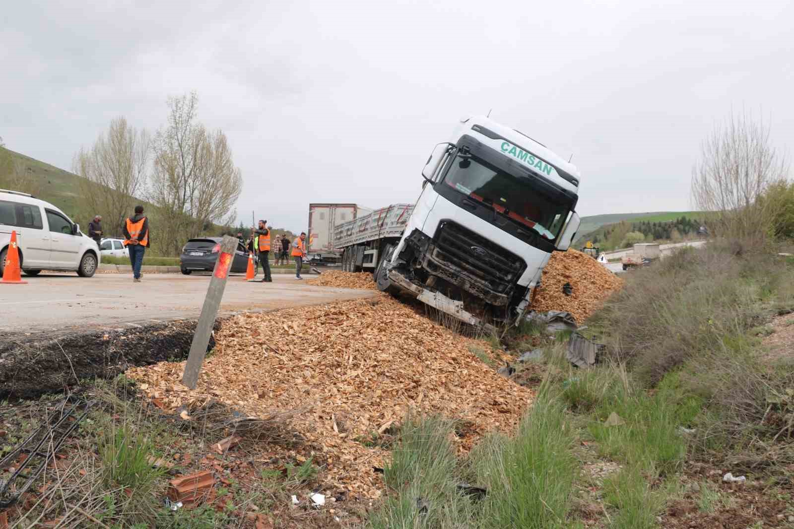 Odun talaşı yüklü tır devrildi, Afyonkarahisar-Kütahya karayolu 2 saat ulaşıma kapandı