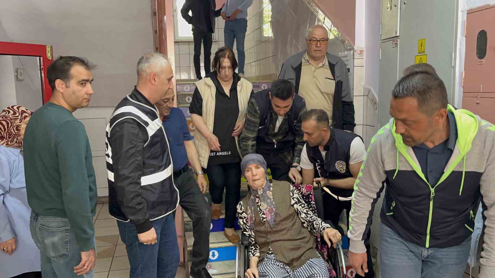 Oy kullanmaya gelen parkinson hastasına polisler yardım etti