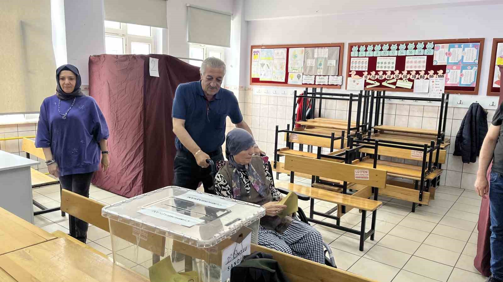 Oy kullanmaya gelen parkinson hastasına polisler yardım etti