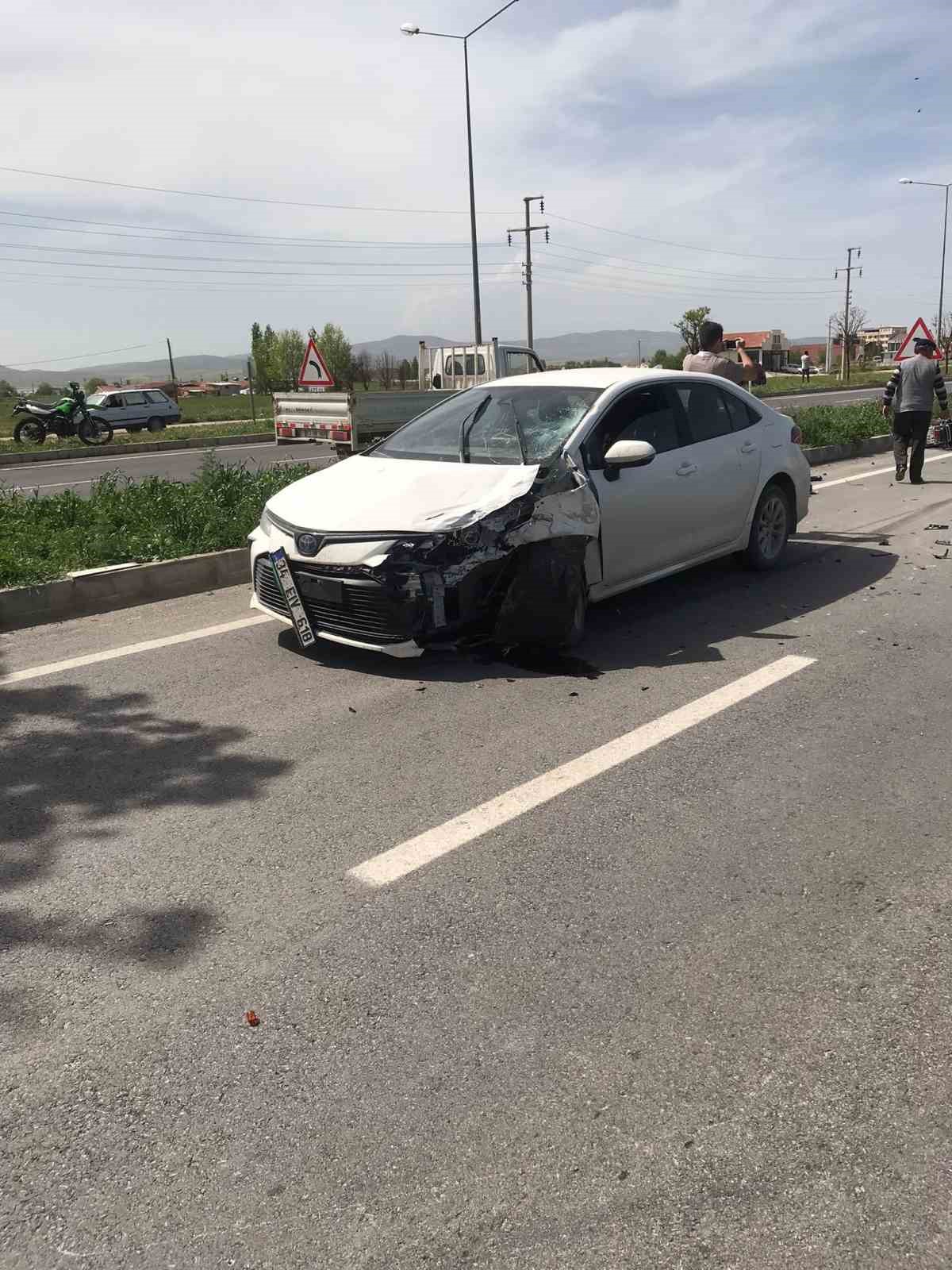 Motosikletle otomobilin çarpıştığı kazada 2 kardeş yaralandı