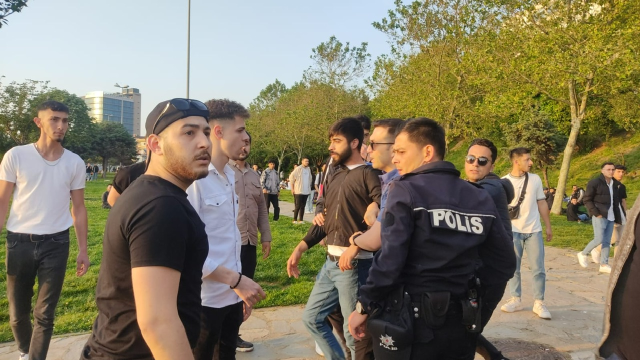 Kadıköy'de polise yumruklu saldırı: 4 kişi gözaltında