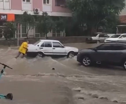 İzmir'de ve Denizli'de sağanak yağmur sokakları göle çevirdi