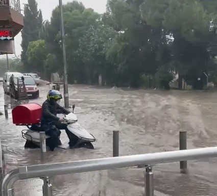 İzmir'de ve Denizli'de sağanak yağmur sokakları göle çevirdi