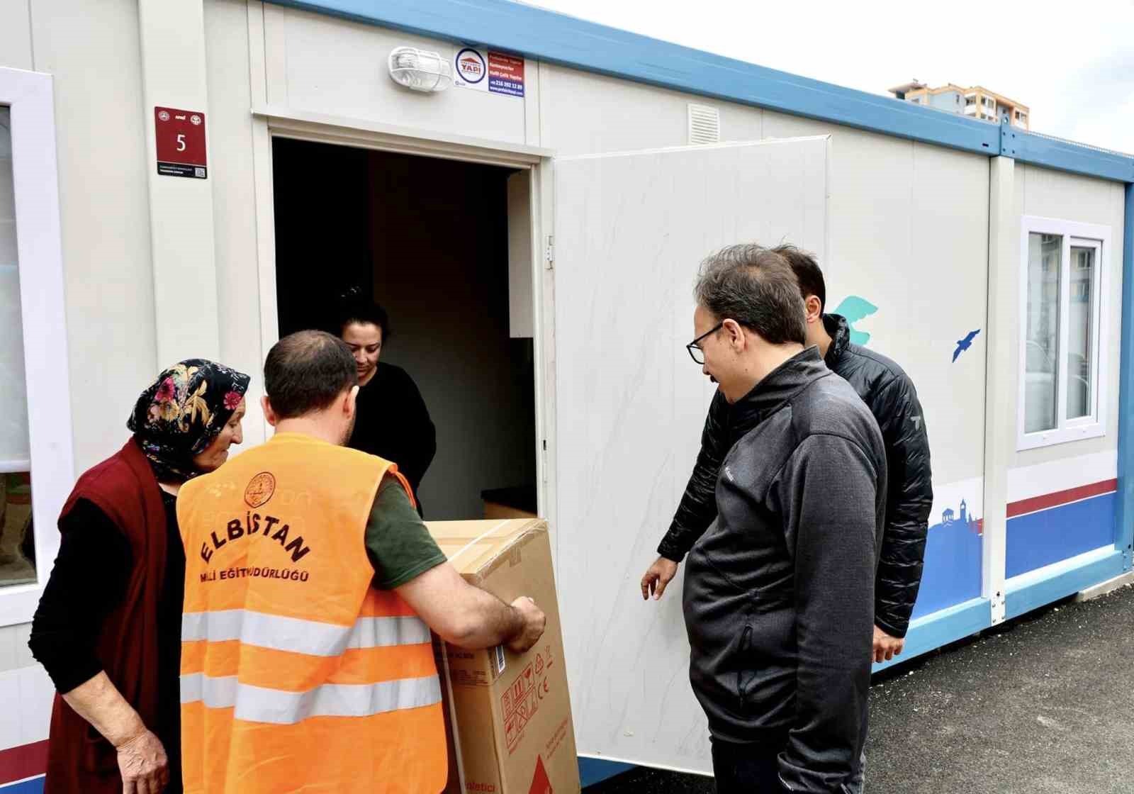 Vali Kızılkaya, depremzede vatandaşlara hava soğutucu cihazları teslim etti