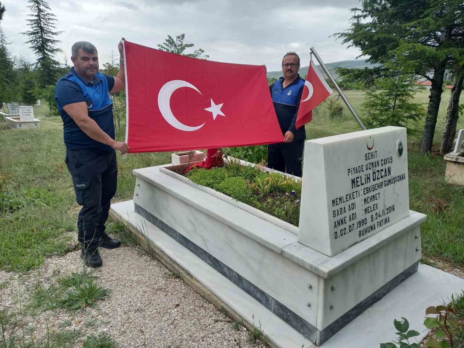 Günyüzü’nde şehit mezarlarının Türk bayrakları zabıtalara emanet
