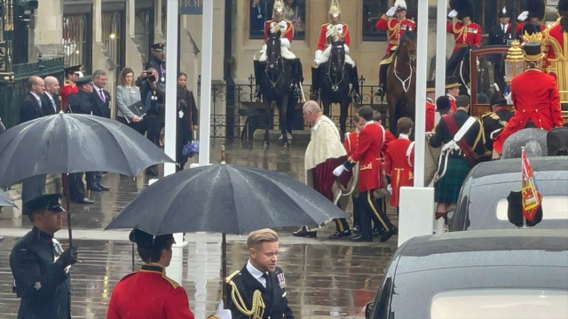 Dünyanın gözü burada! Kral 3. Charles'ın taç giyme töreni protestoların gölgesinde başladı