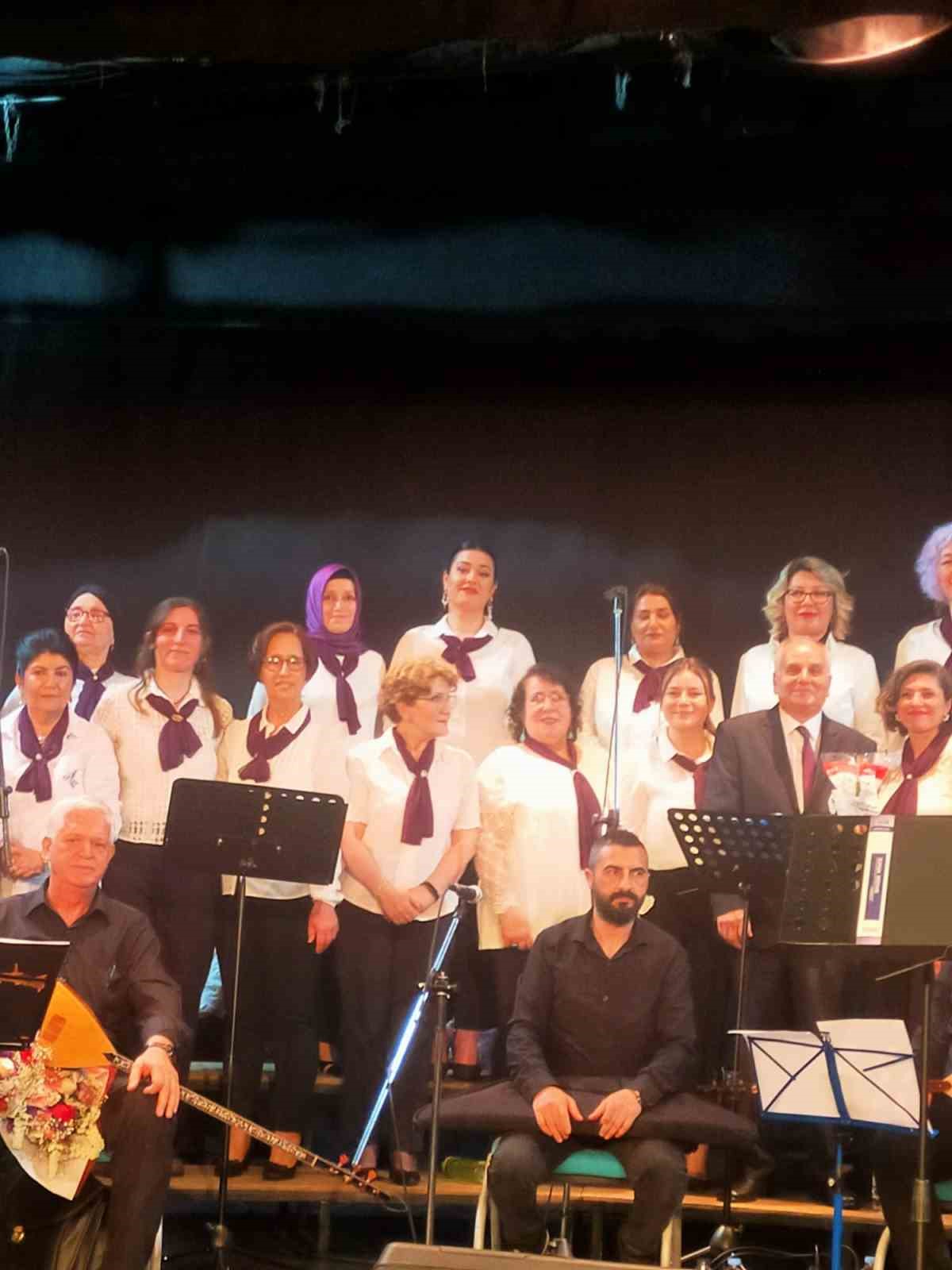 Eskişehir’de ‘Sazımızdan, sesimizden gönlünüze türküler’ konseri yoğun ilgi gördü