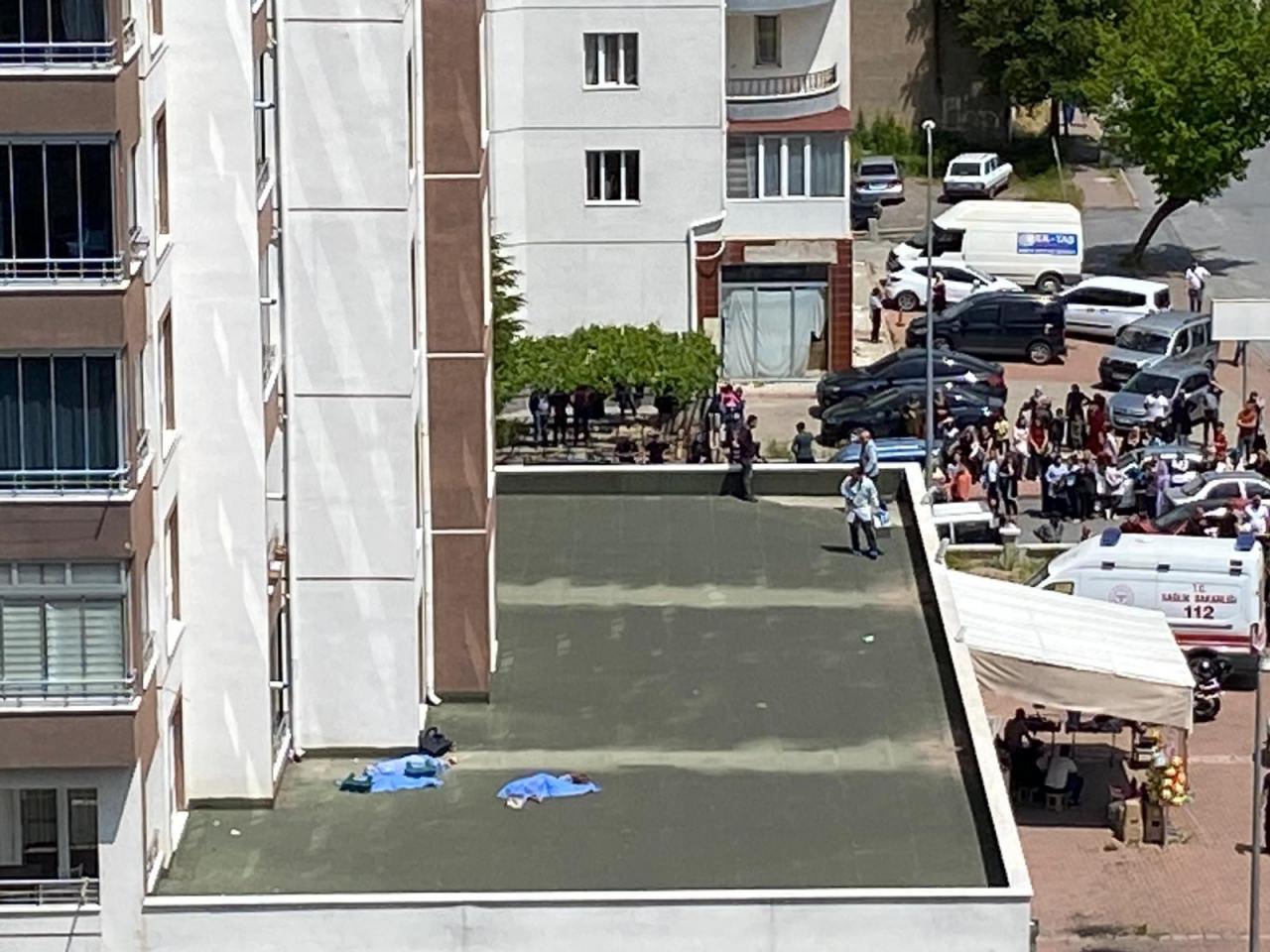 Kayseri'de çocuğunu kurtarmak isteyen anne, kucağındaki çocuğu ile balkondan düştü: 3 ölü