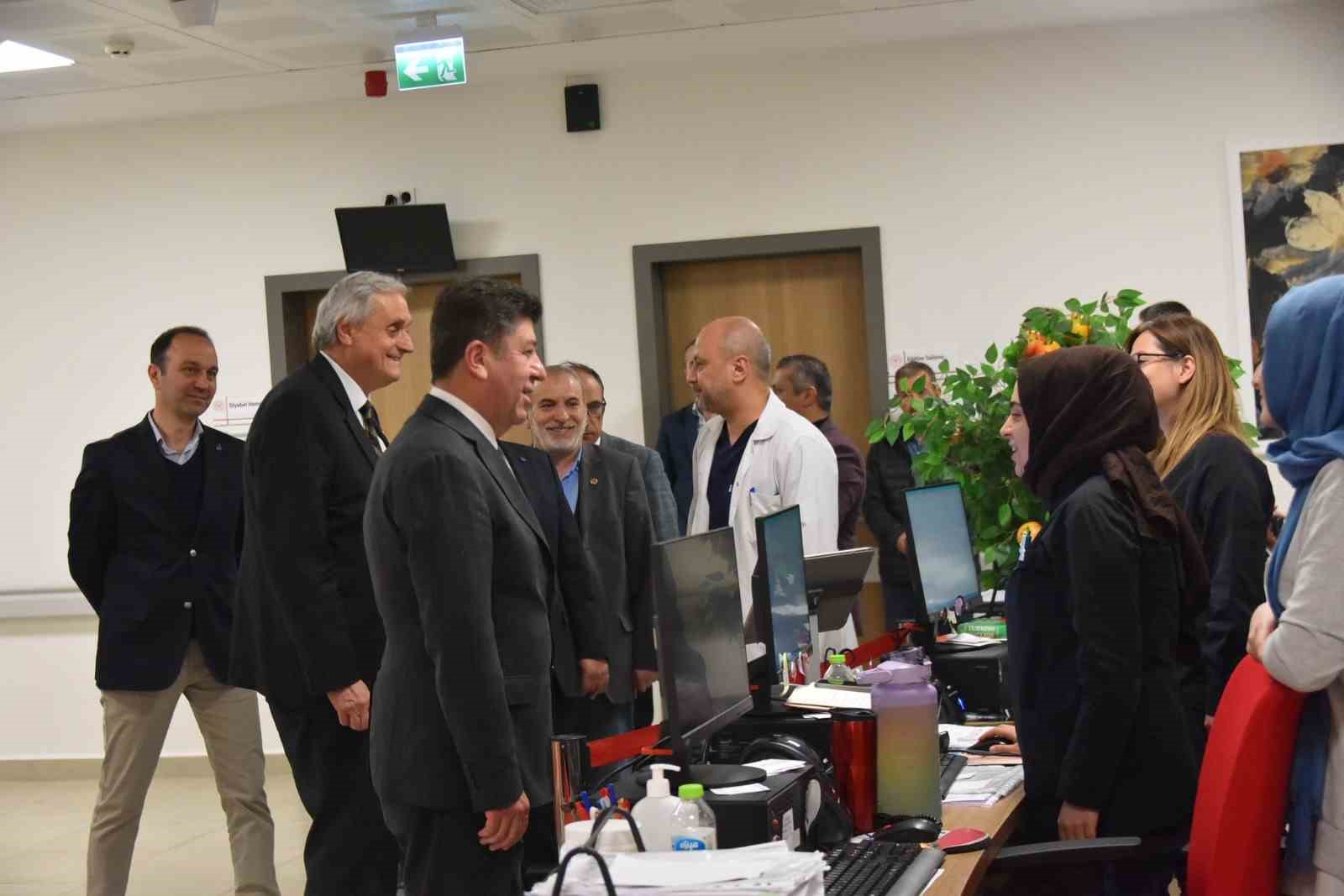 Başkan Bakkalcıoğlu, hastanede yatan hastaları ziyaret etti