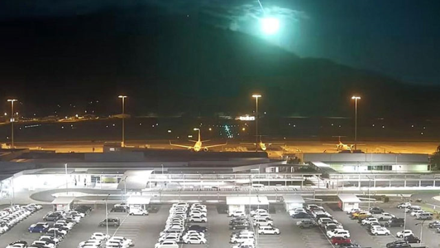 Avustralya'da düşen meteor gökyüzünü aydınlattı! Halk kısa süreli panik yaşadı