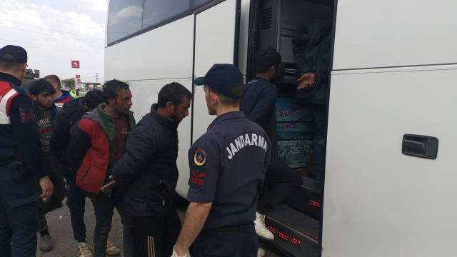 Sivas'ta tırın dorsesinden 134 kaçak göçmen çıktı