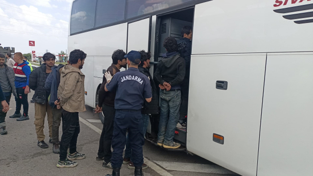 Sivas'ta tırın dorsesinden 134 kaçak göçmen çıktı