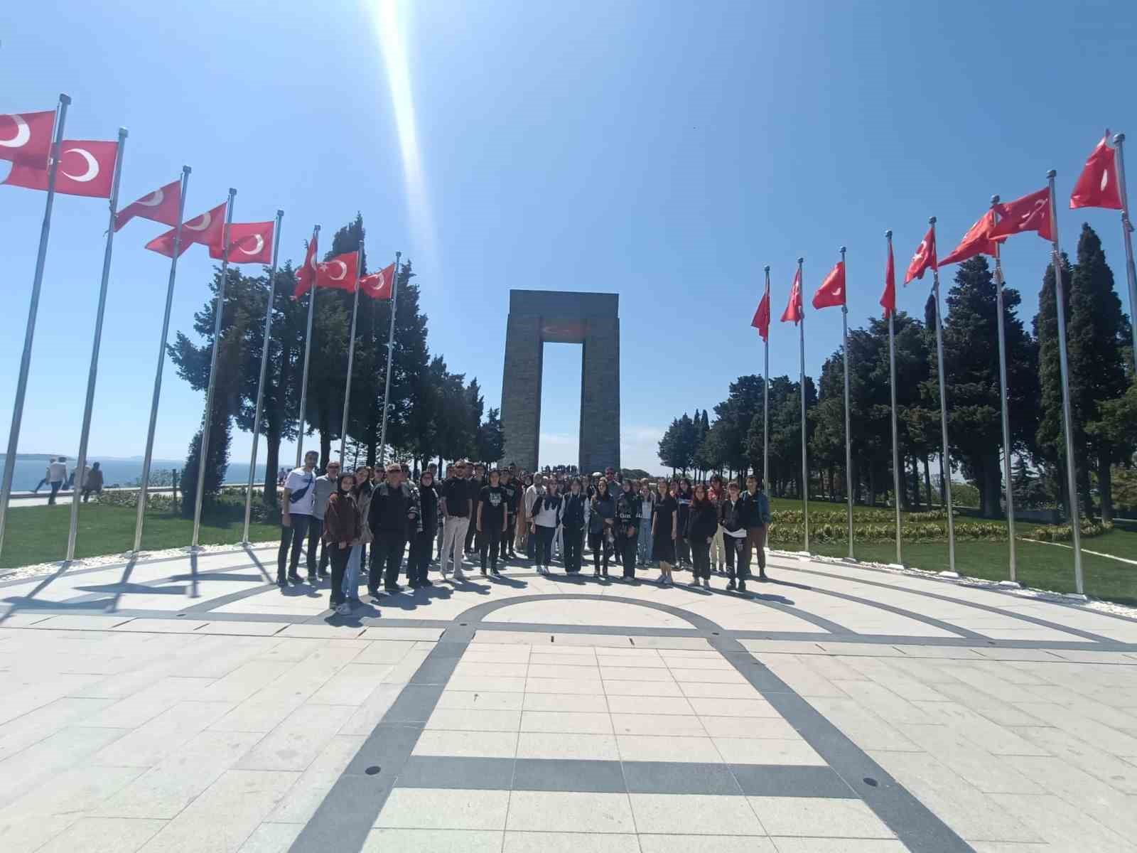 Gediz’de MNA Anadolu Lisesi öğrencileri ücretsiz Çanakkale gezisine götürüldü