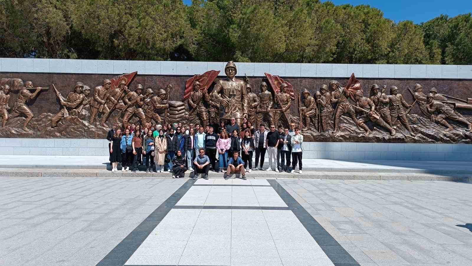 Gediz’de MNA Anadolu Lisesi öğrencileri ücretsiz Çanakkale gezisine götürüldü