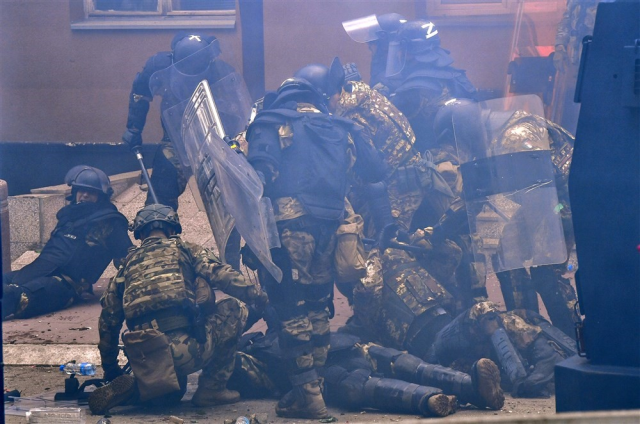 Kosova alev alev! Arnavut belediye başkanı istemeyen Sırp göstericiler NATO askerleriyle çatıştı: Çok sayıda yaralı var