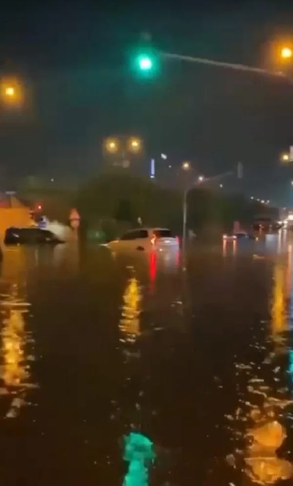 İzmir'de sağanak yağış hayatı felç etti! Araçlar suya gömüldü