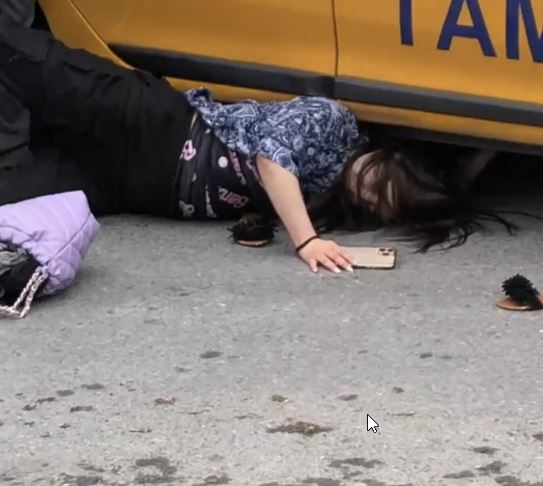 Yabancı uyruklu kadın taksici ile iletişim kuramayınca kendini aracın altına attı