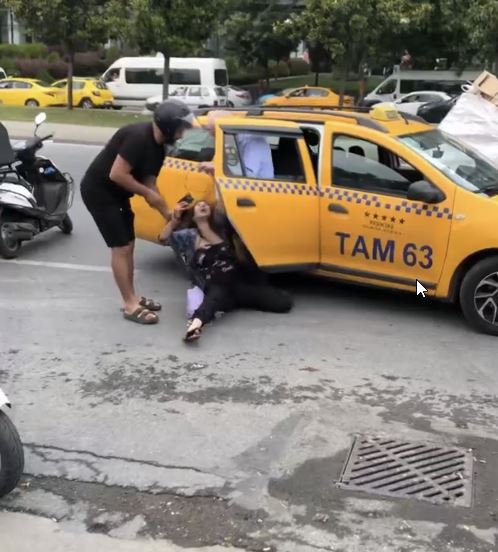 Yabancı uyruklu kadın taksici ile iletişim kuramayınca kendini aracın altına attı