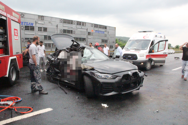 Kuzey Marmara Otoyolu'nda 4 araç birbirine girdi! Öğretim üyesi olay yerinde hayatını kaybetti
