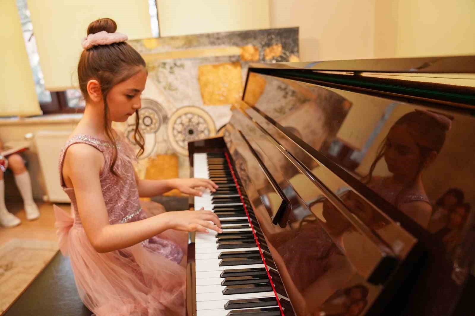 ’Piyanoya İlk Adım’ eğitimine katılan öğrencilerin yıl sonu konseri