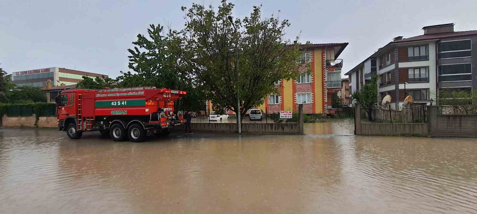 Kütahya OBM personeli sel baskınlarında su tahliyelerine destek verdi