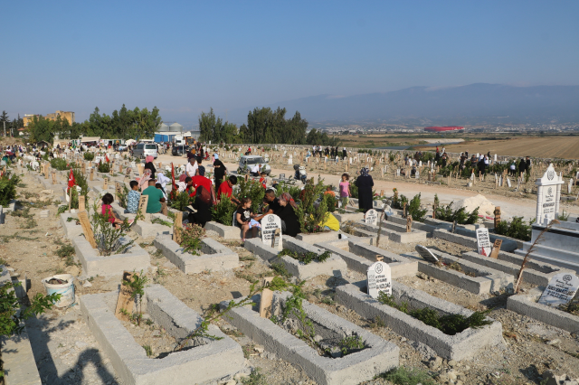 Hatay'daki deprem mezarlığında buruk bayram! Gözyaşlarına boğuldular