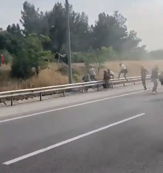 Yer: İzmir! Yangın çıkan minibüsten atlayan onlarca göçmen ormana kaçtı