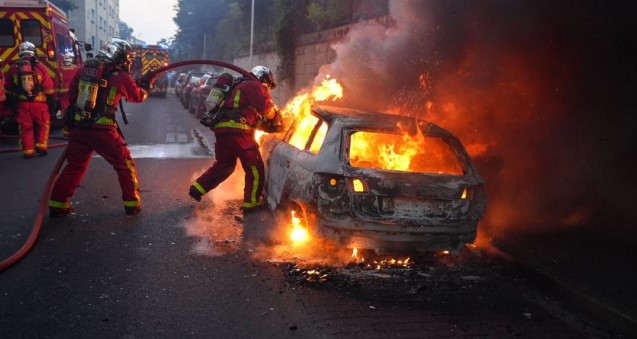 Sokakların yangın yerine döndüğü Fransa'da Macron'un sükunet çağrısı işe yaramadı! Gözaltı sayısı 200'e dayandı
