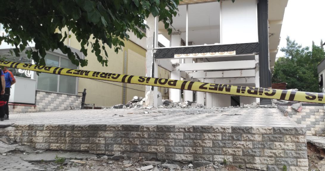 Kahramanmaraş'ta ağır hasarlı binaya giren kişi, söktüğü asansörün altında can verdi