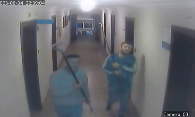 İşe alınmadıkları için gece yarısı levyelerle belediye binasına girip makam odasına saldırdılar