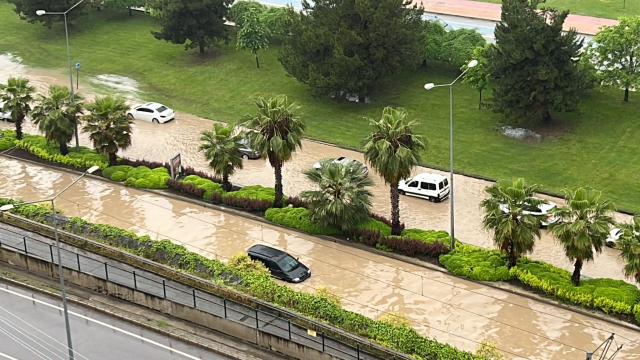 Samsun'u bir haftada 2. kez sel vurdu! Araçlar suya gömüldü, evleri su bastı
