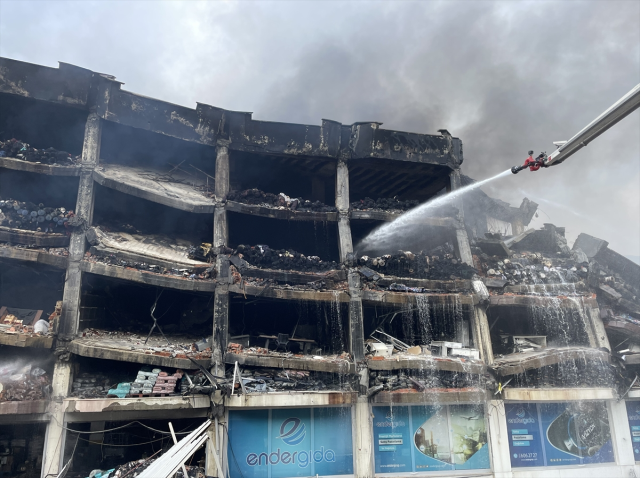 İstanbul'daki dev fabrikada çıkan yangın 4 gün sonra söndürüldü