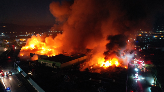 Manisa'daki fabrika yangını söndürülemedi! Yangın sonucu yükselen siyah duman, İzmir'in bir çok noktasından görülüyor