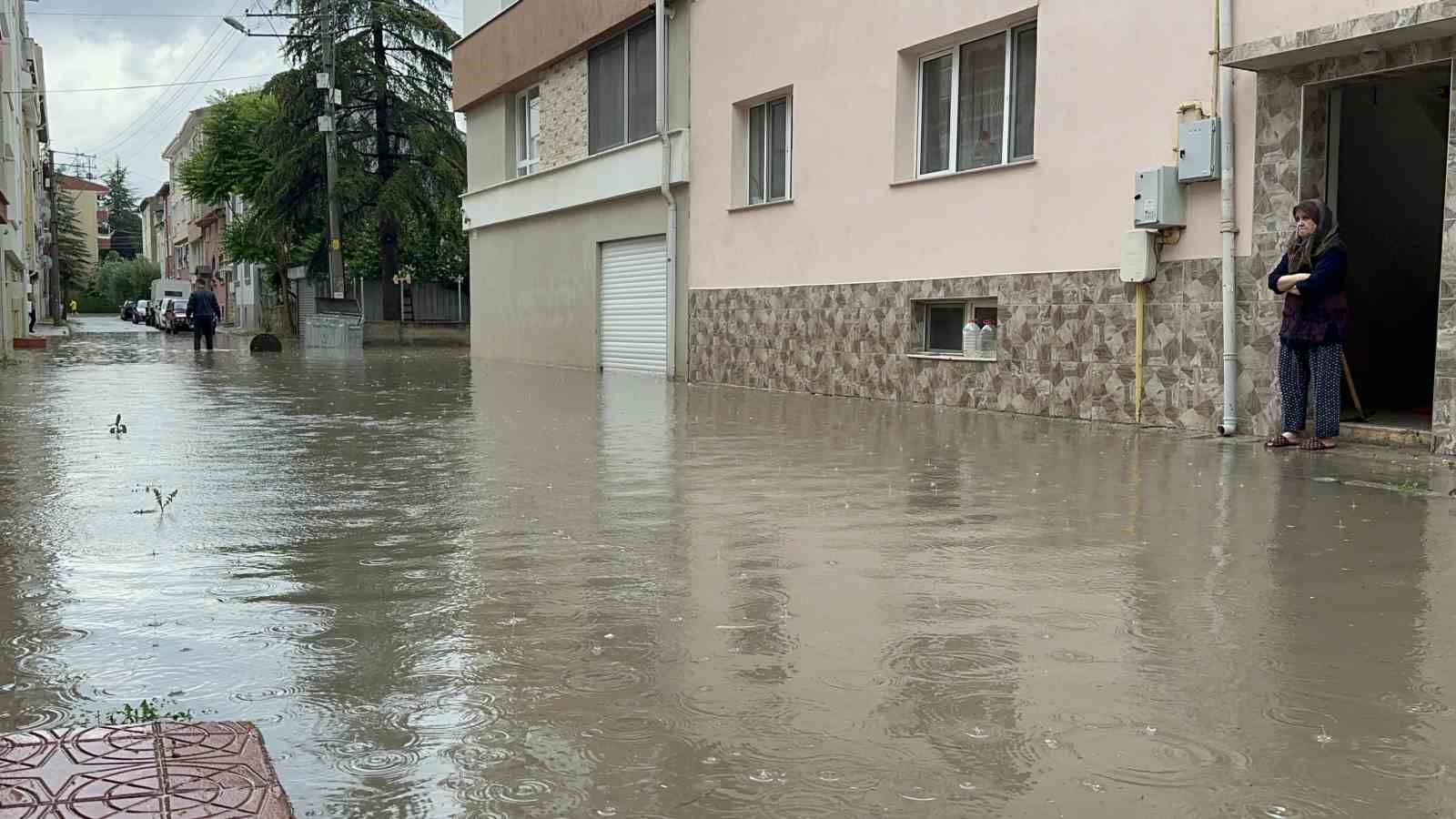 Her yağmurda bodrumu su dolan kadın ESKİ’ye isyan etti