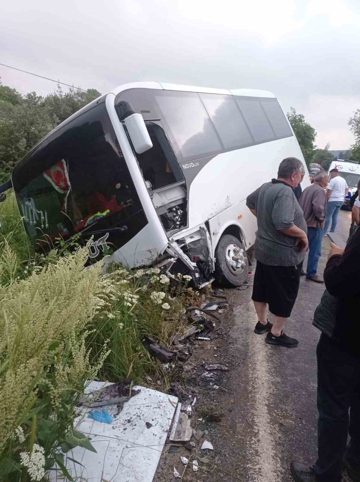 Bilecik’te minibüs ile otomobil çarpıştı: 11 yaralı