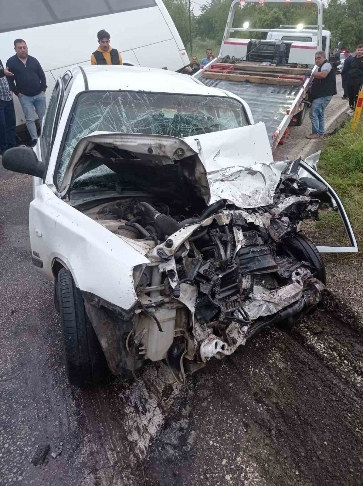 Bilecik’te minibüs ile otomobil çarpıştı: 11 yaralı