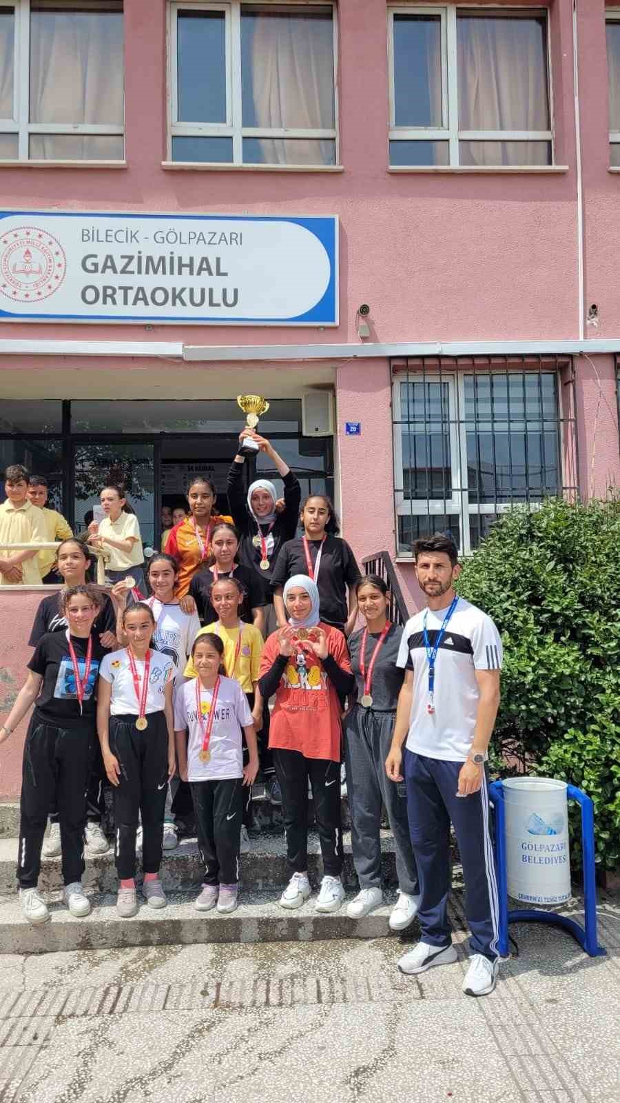 Cengiz Topel Ortaokulu Gölpazarı Ortaokullar Arası Futbol Turnuvası’nda şampiyon oldu