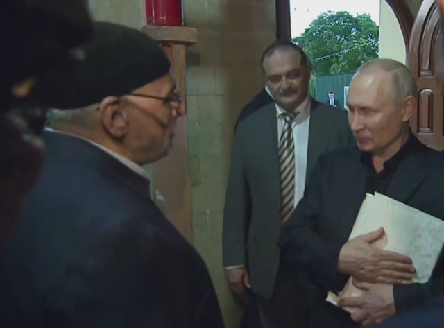 Putin'den cami ziyareti! Hediye edilen Kur'an-ı Kerim'i alıp İsveç'teki skandala gönderme yaptı