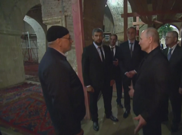 Putin'den cami ziyareti! Hediye edilen Kur'an-ı Kerim'i alıp İsveç'teki skandala gönderme yaptı