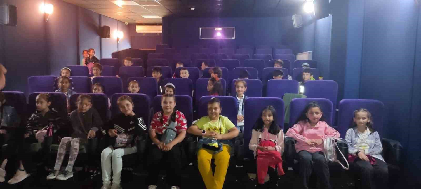 Hisarcık Atatürk İlkokulu öğrencileri sinemayla tanıştı