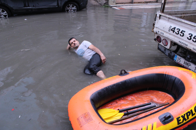 İzmir'de vatandaş, göle dönen sokaklarda botla ilerledi