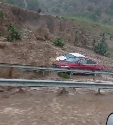 Selin dağlardan getirdiği çamur 2 aracı böyle yuttu! Kaçamayan sürücü araçta can verdi