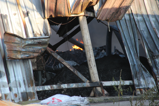 Manisa'da dev tesisteki yangın 16 saattir söndürülemiyor! Dumanlar İzmir'e ulaştı