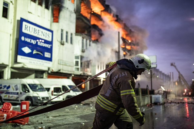 İstanbul Başakşehir'de fabrika yangını! Dün akşamdan beri söndürülemedi