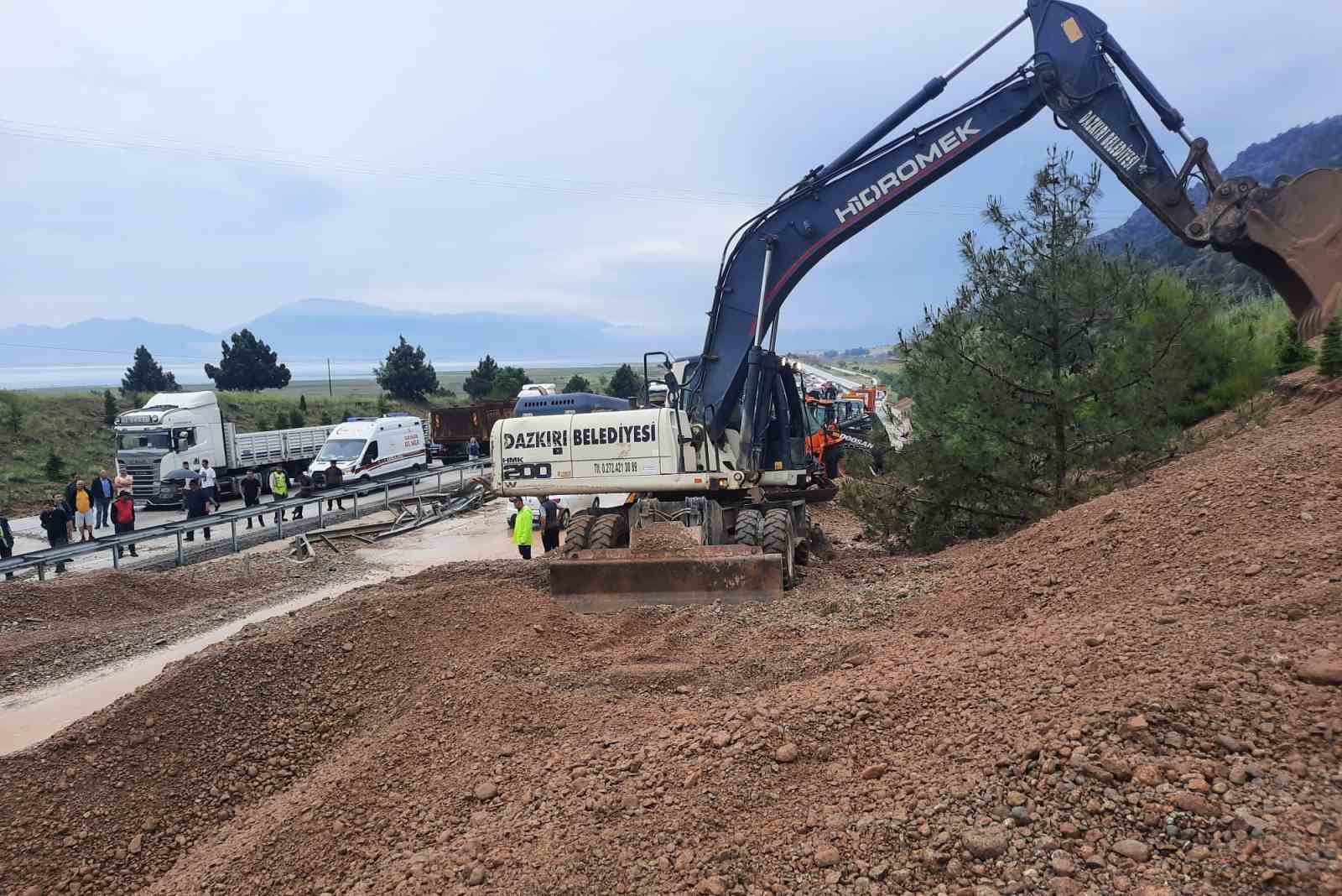 Heyelanın yuttuğu iki araçta 1 kişi öldü, 1 kişi yaralandı